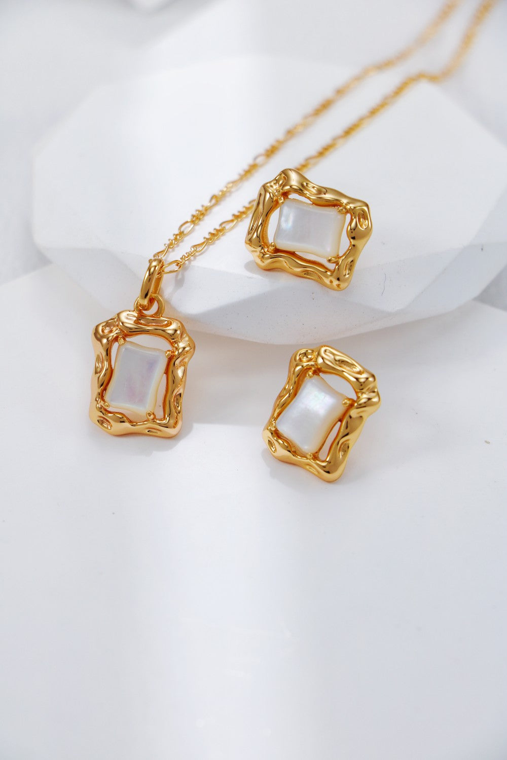 Pearlora Pendant Necklace