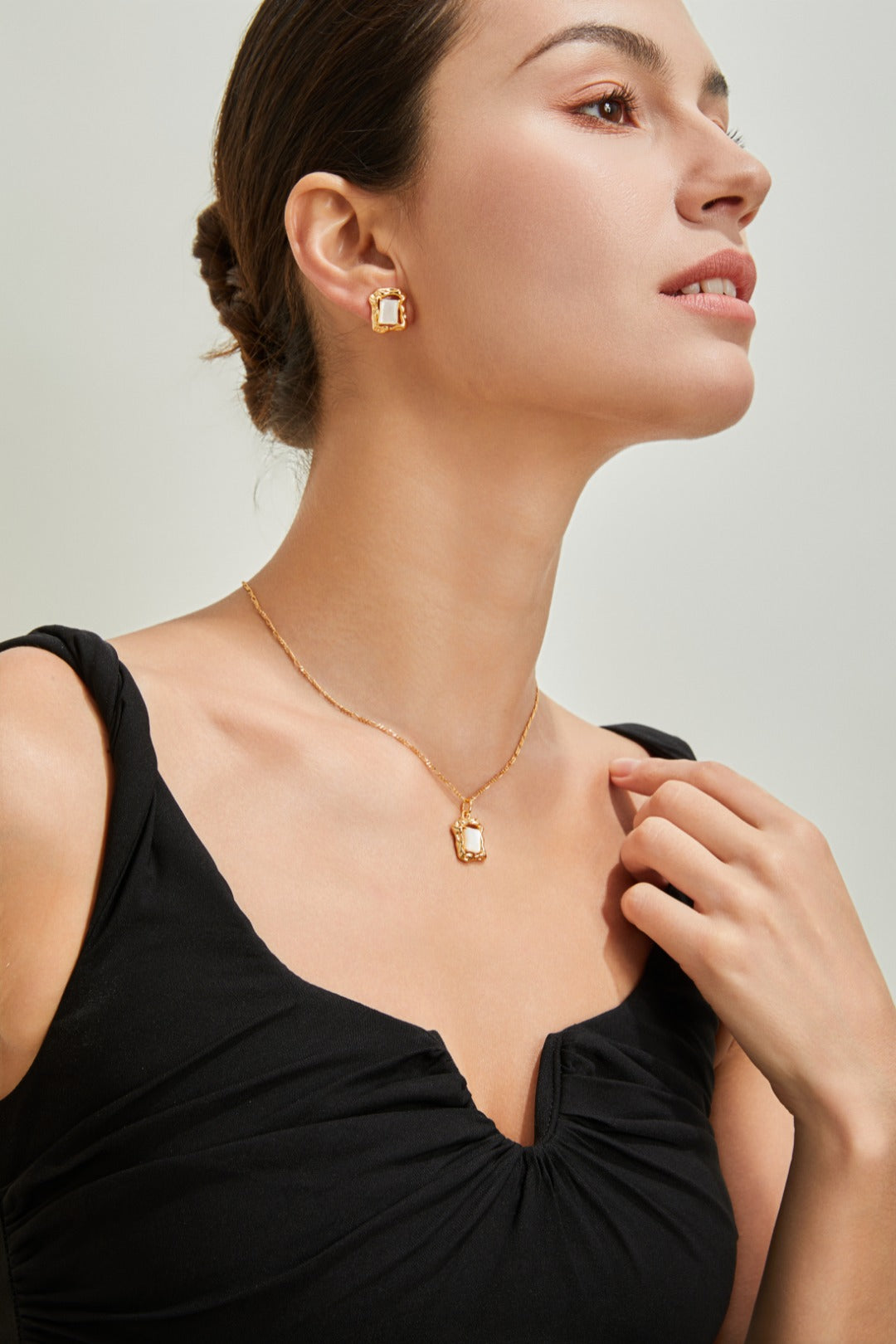 Pearlora Pendant Necklace
