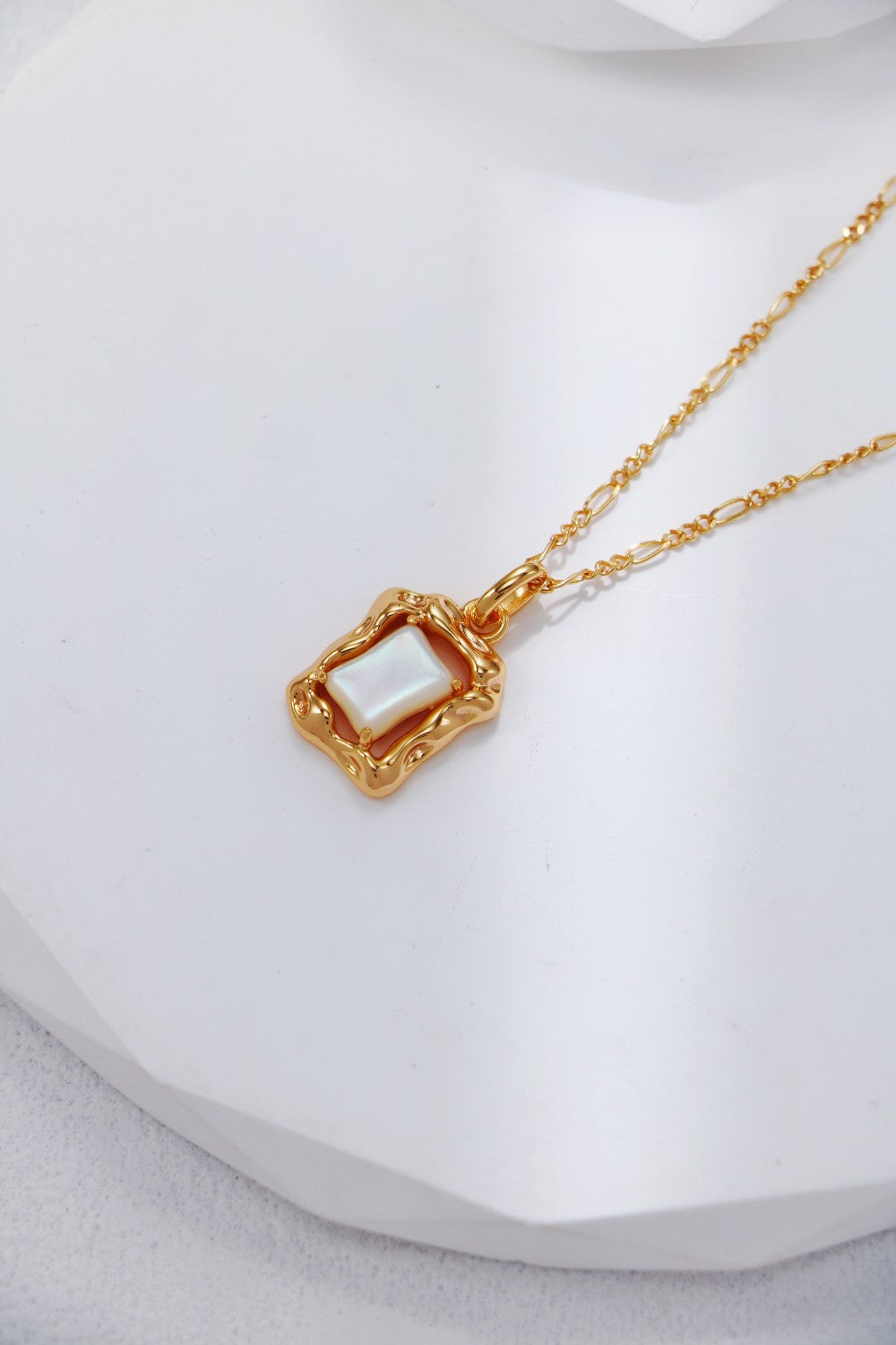 Pearlora Pendant Necklace