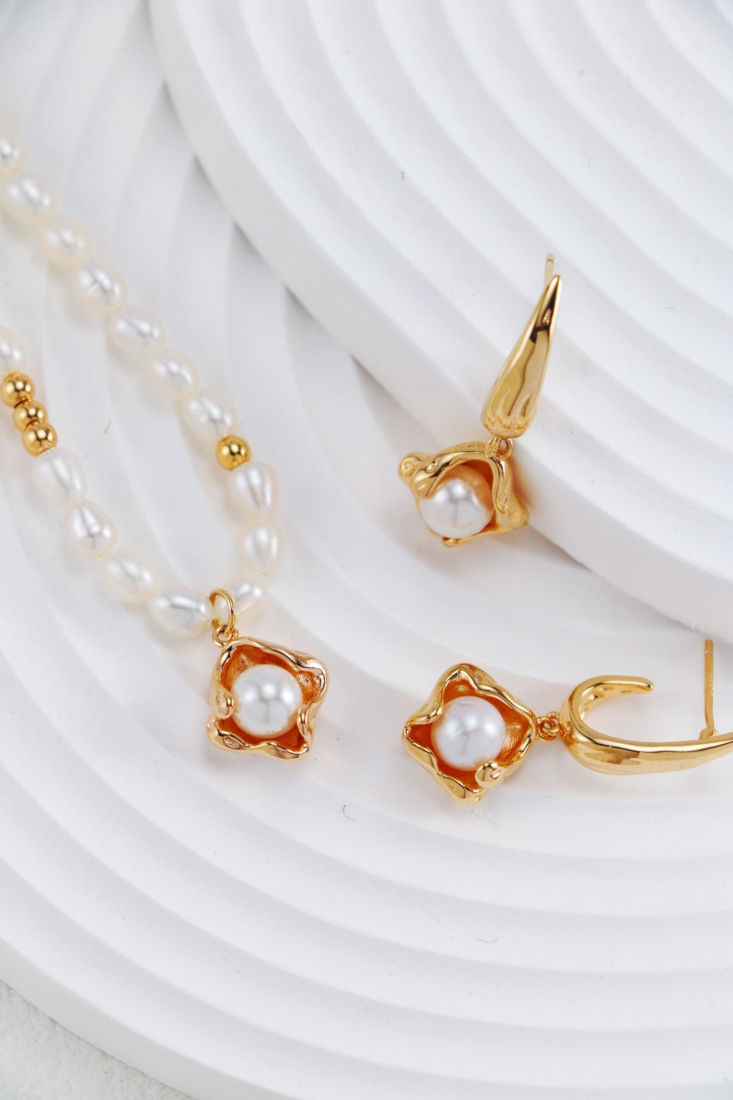 Luna Pearl Necklace