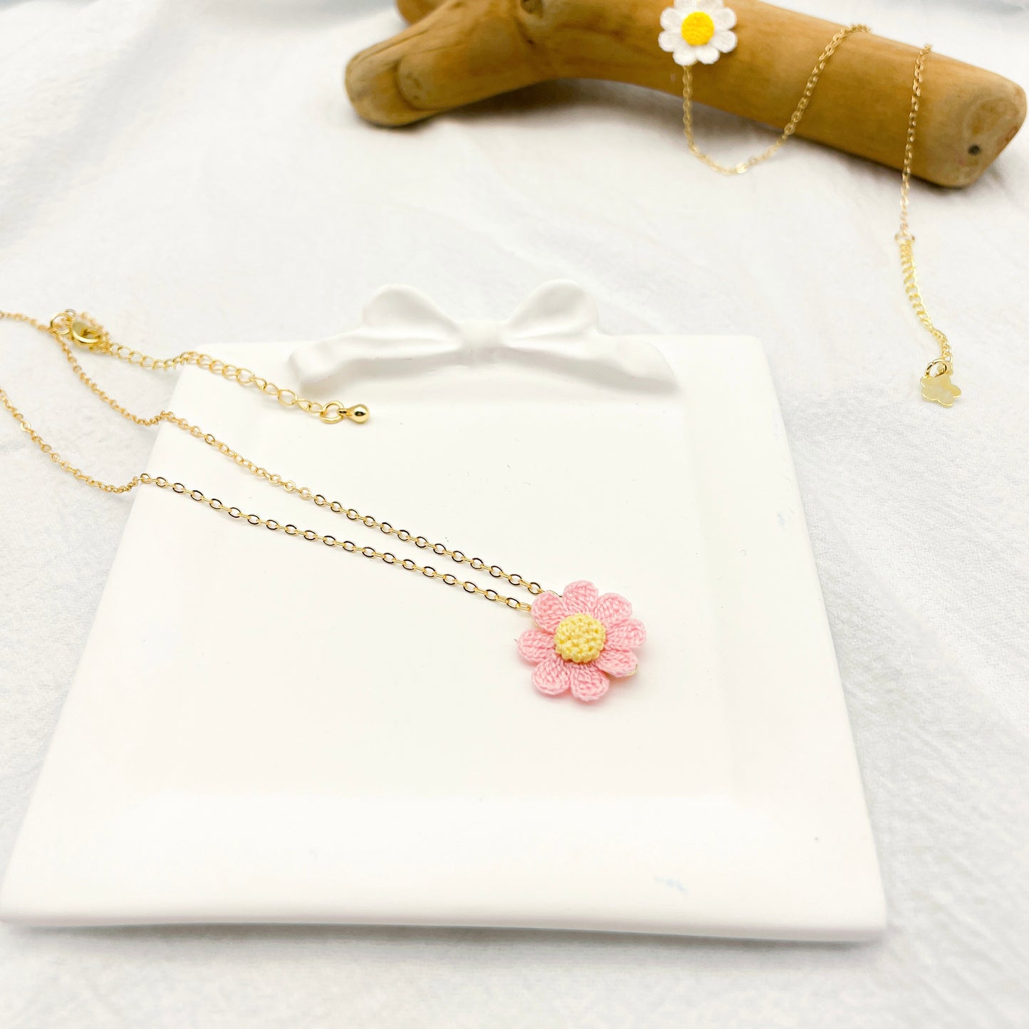 Microcrochet Daisy Charm Necklace