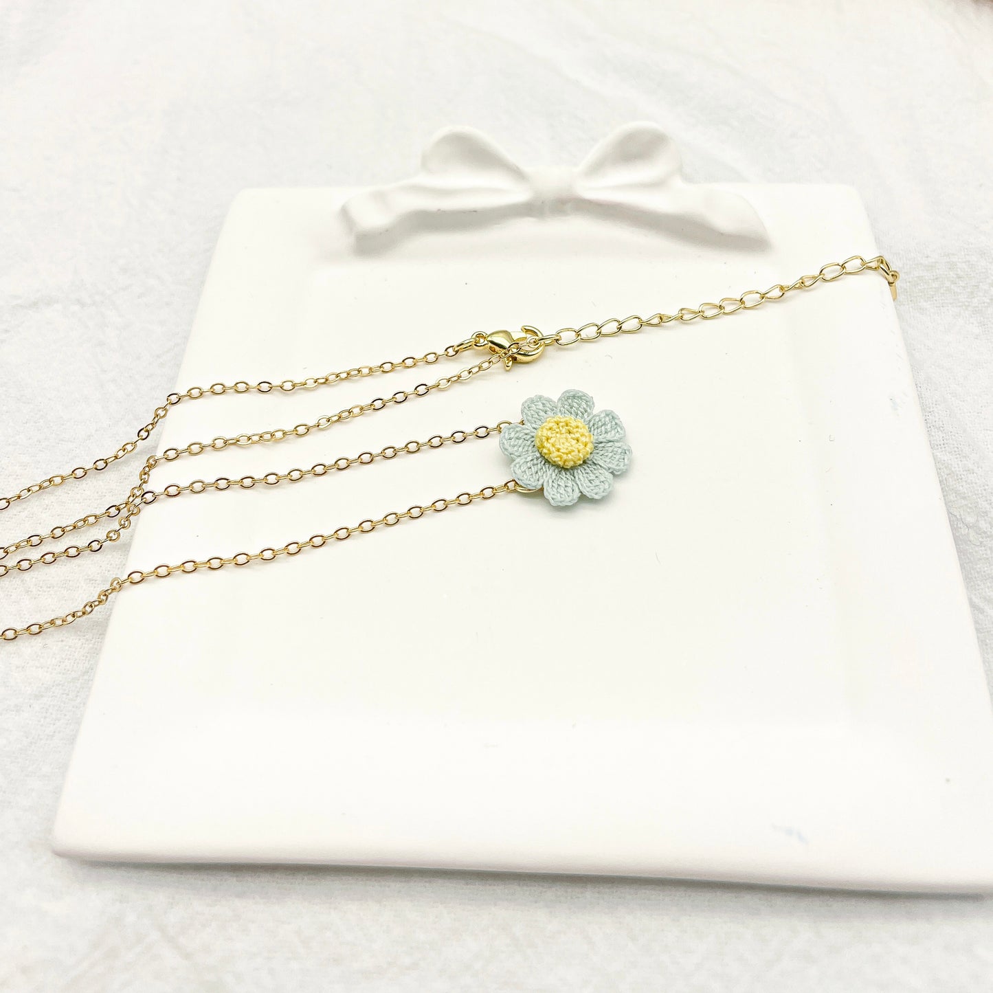 Microcrochet Daisy Charm Necklace