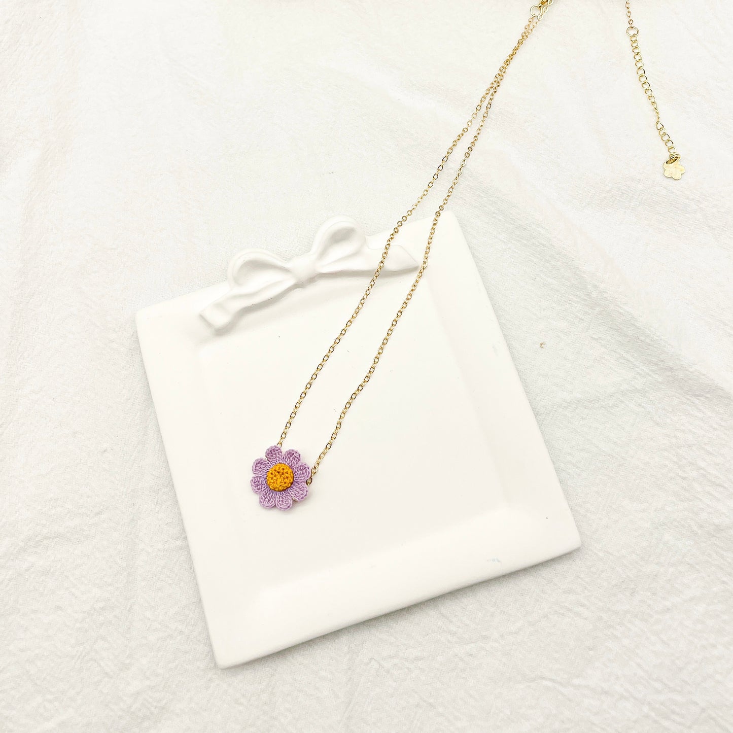 Microcrochet Daisy Charm Necklace