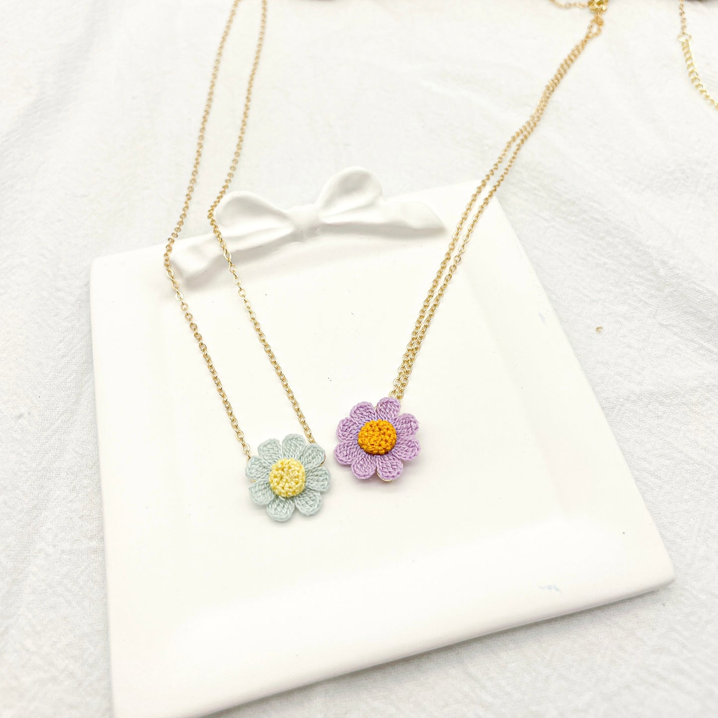 Microcrochet Daisy Charm Necklace