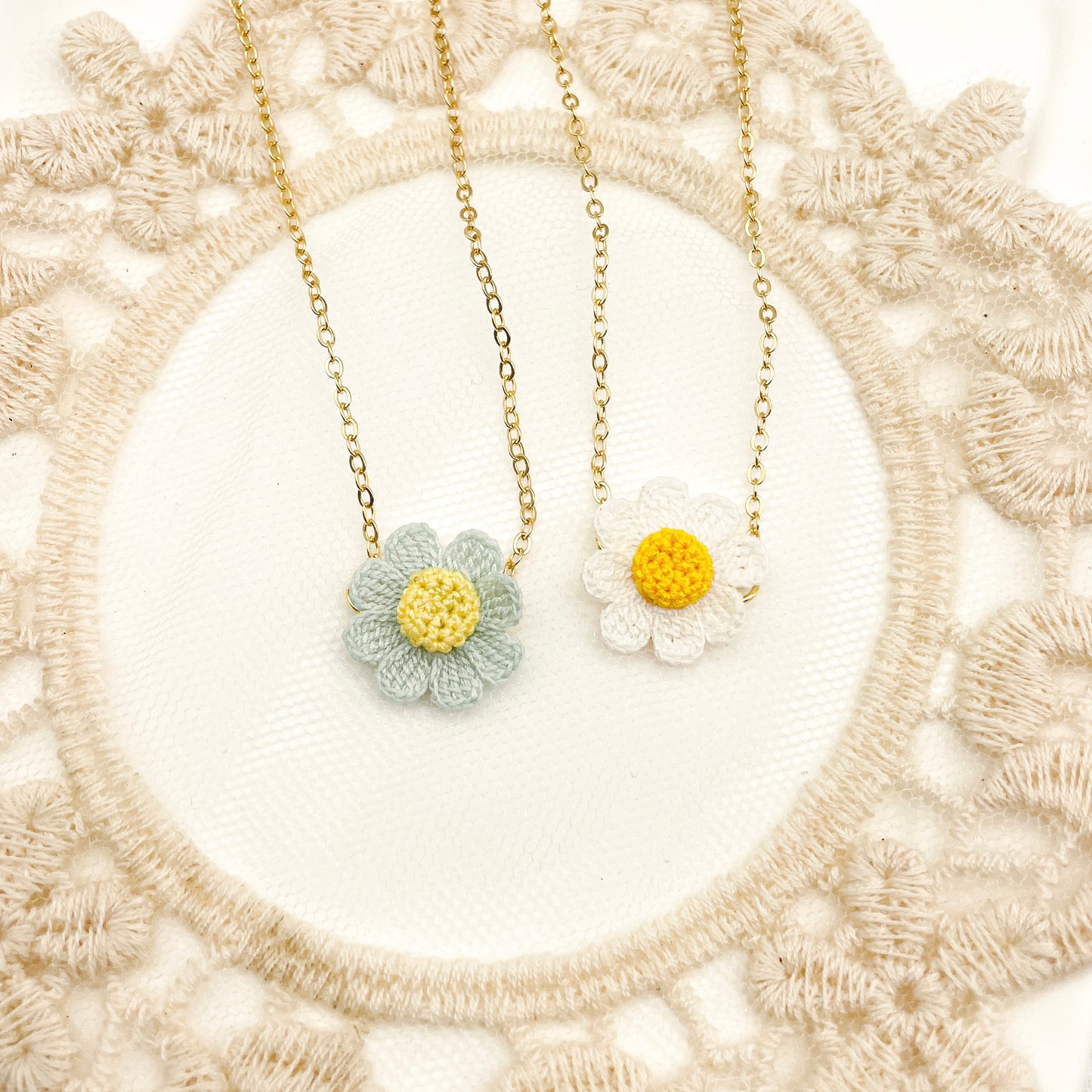 Microcrochet Daisy Charm Necklace