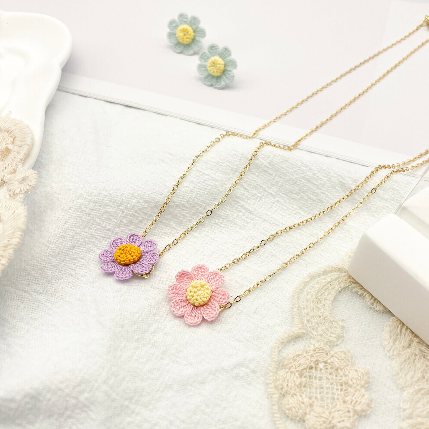 Microcrochet Daisy Charm Necklace