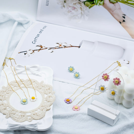 Microcrochet Daisy Charm Necklace